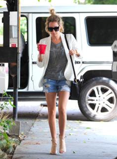 Ashley Tisdale feet photo thumbnail