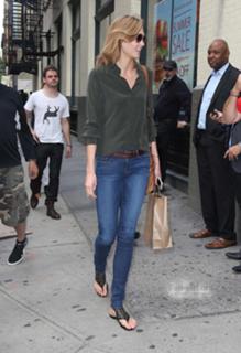 Karlie Kloss feet photo thumbnail