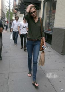 Karlie Kloss feet photo thumbnail