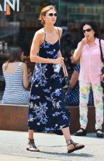 Karlie Kloss feet photo thumbnail