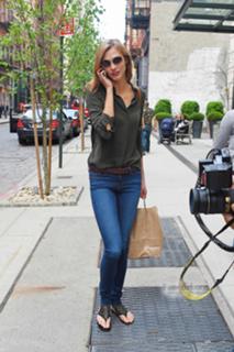 Karlie Kloss feet photo thumbnail