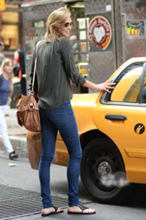 Karlie Kloss feet photo thumbnail