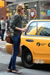Karlie Kloss feet photo thumbnail