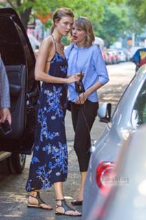Karlie Kloss feet photo thumbnail