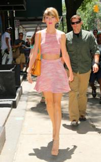 Taylor Swift feet photo thumbnail