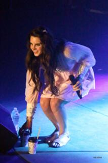 Lana Del Rey feet photo thumbnail