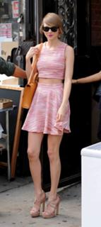 Taylor Swift feet photo thumbnail
