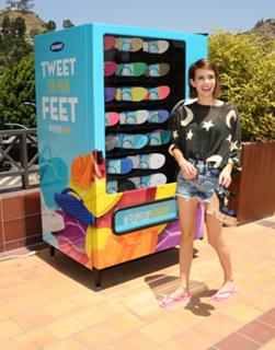 Emma Roberts feet photo thumbnail
