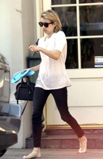 Emma Roberts feet photo thumbnail