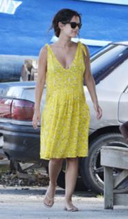 Rachel Bilson feet photo thumbnail