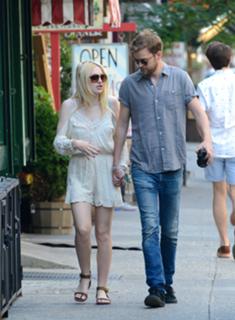 Dakota Fanning feet photo thumbnail