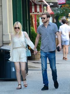Dakota Fanning feet photo thumbnail