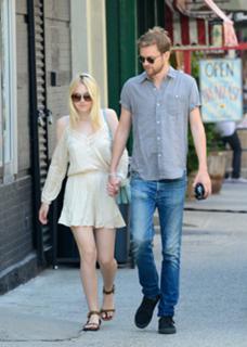 Dakota Fanning feet photo thumbnail