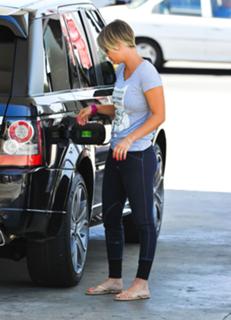 Kaley Cuoco feet photo thumbnail