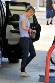 Kaley Cuoco feet photo thumbnail