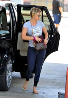 Kaley Cuoco feet photo thumbnail