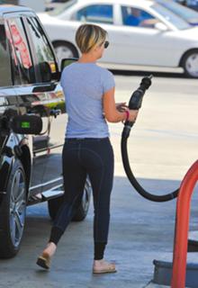 Kaley Cuoco feet photo thumbnail