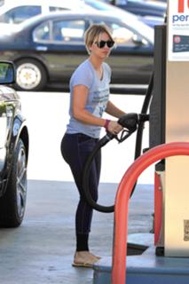 Kaley Cuoco feet photo thumbnail