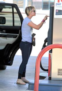 Kaley Cuoco feet photo thumbnail