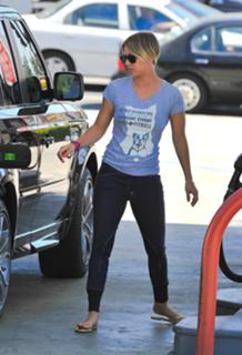 Kaley Cuoco feet photo thumbnail