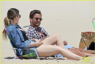 Khloé Kardashian feet photo thumbnail