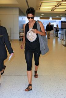 Halle Berry feet photo thumbnail