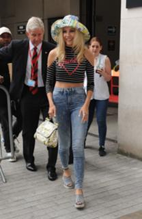 Pixie Lott feet photo thumbnail