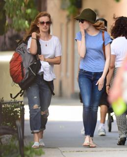Emma Stone feet photo thumbnail