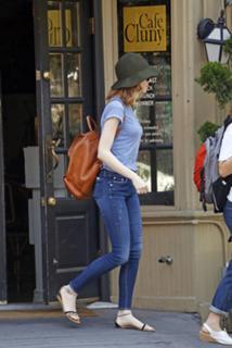 Emma Stone feet photo thumbnail