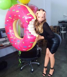 Khloé Kardashian feet photo thumbnail