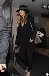 Khloé Kardashian feet photo thumbnail