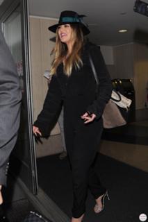 Khloé Kardashian feet photo thumbnail