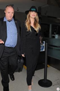 Khloé Kardashian feet photo thumbnail