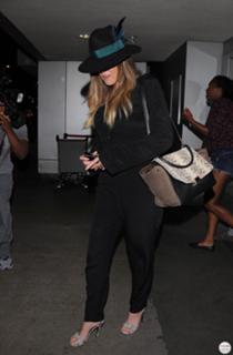 Khloé Kardashian feet photo thumbnail