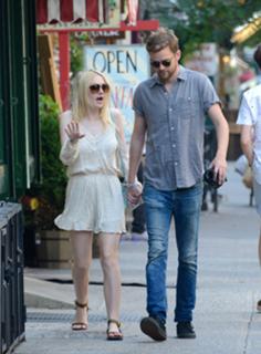 Dakota Fanning feet photo thumbnail