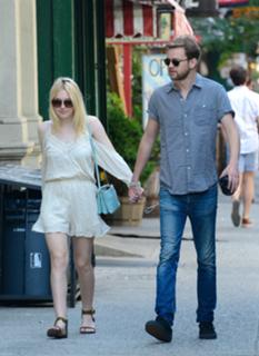 Dakota Fanning feet photo thumbnail