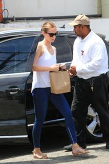 Emily Blunt feet photo thumbnail