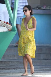 Rachel Bilson feet photo thumbnail