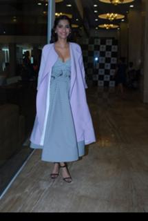 Sonam Kapoor feet photo thumbnail