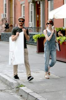 Emma Stone feet photo thumbnail