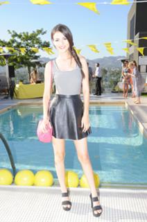 Victoria Justice feet photo thumbnail