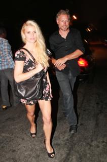Jessica Simpson feet photo thumbnail