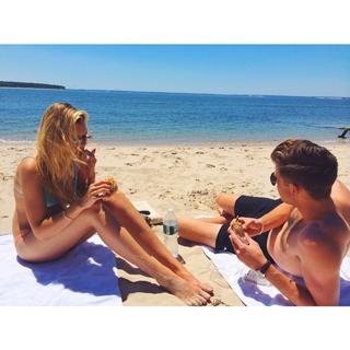 Gigi Hadid feet photo thumbnail