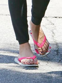 Kaley Cuoco feet photo thumbnail
