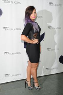 Demi Lovato feet photo thumbnail