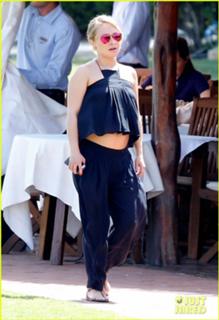 Hayden Panettiere feet photo thumbnail