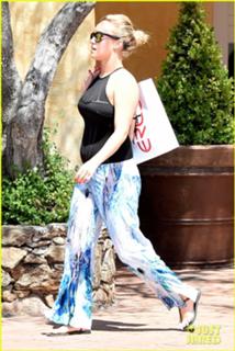 Hayden Panettiere feet photo thumbnail
