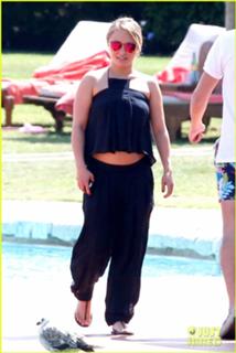 Hayden Panettiere feet photo thumbnail
