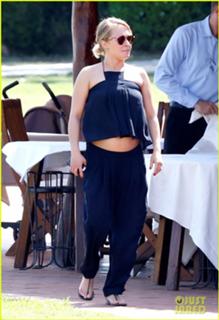 Hayden Panettiere feet photo thumbnail
