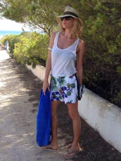 Alessia Marcuzzi feet photo thumbnail